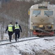 Ett tåg och en lastbil krockade öster om Uddevalla. 