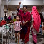 Ett denguesjukt barn tas om hand på sjukhus i Bangladesh.