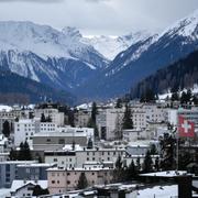 En schweizisk flagga vajar i Davos inför årets möte.