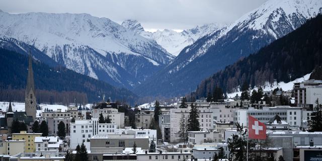 En schweizisk flagga vajar i Davos inför årets möte. Markus Schreiber / AP