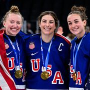 De amerikanska stjärnorna Grace Zumwinkle, Hilary Knight och Taylor Heise firar OS-guldet.