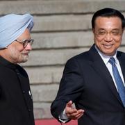 Manmohan Singh och Li Keqiang träffas för att lugna stämningen mellan de två asiatiska jättarna.