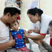 Barn får vaccin i Yangon i Myanmar. 