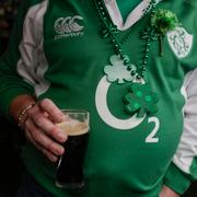 Illustrationsbild på en man som håller i en Guinness.