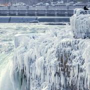 Besökare tar foton vid Niagarafallen i Ontario.