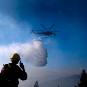 Helikopter som deltog i släckningen av en brand i tisdags.