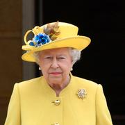 Drottning Elizabeth och prins Philip höll en tyst minut på Buckingham Palace på tisdagen. 