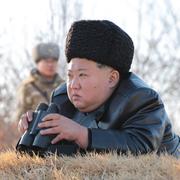 Diktatorn Kim Jong-Un i samband med en testuppskjutning den 28 februari. Propagandabilden är släppt av den nordkoreanska regimen.