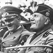 En arkivbild på en nyfödd till vänster. Till höger Adolf Hitler och Benito Mussolini. 