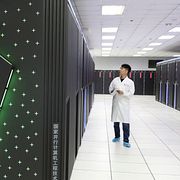 En anställd övervakar superdatorn Sunway TaihuLight vid det nationella superdatorcentret i Wuxi i den kinesiska provinsen Jiangsu 2020.