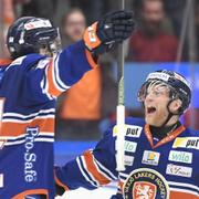 Växjös Eric Martinsson grattas av Richard Gynge efter 2–3-målet.