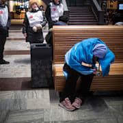 Hemlösa som sover på T-Centralen i Stockholm. Akrivbild.