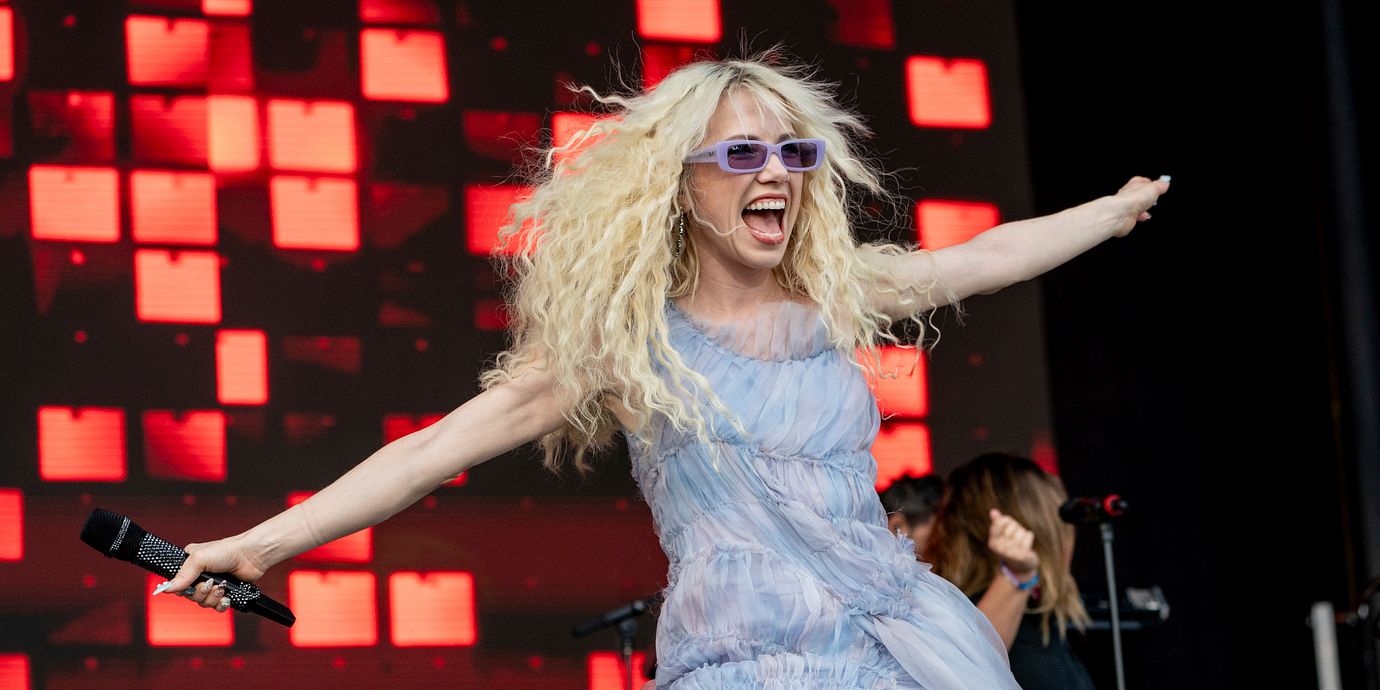 Carly Rae Jepsen.