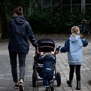 En mamma på promenad med sina två barn. Arkivbild.