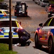 Polisen säkrar spår på platsen efter att två personer har skjutits i Farsta strand i södra Stockholm på tisdagskvällen.