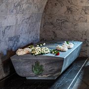 Kung Haralds sarkofag till vänster. I den vita sarkofagen vilar kung Haakon och drottning Maud, och i den svarta kung Olav och kronprinsessan Märta.