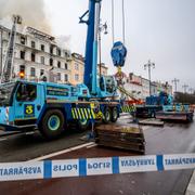 Vägarna runt hotellet är avspärrade och polisen uppmanar bilister att inte köra mot centrum. 