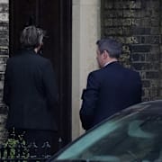 Personer utanför Peter Mandelsons hem i London. 