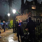 Journalister utanför Mandelsons bostad.