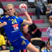 Sveriges Nathalie Hagman under grupp-B matchen mellan Kuba och Sverige vid handbolls-VM i danska Næstved