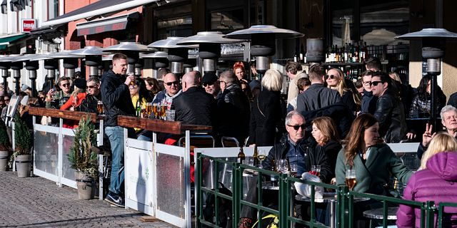 Välfyllda uteserveringar på Lilla torg i Malmö den 21 mars. Johan Nilsson/TT / TT NYHETSBYRÅN