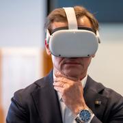 Statsminister Ulf Kristersson (M) testar VR-glasögon.