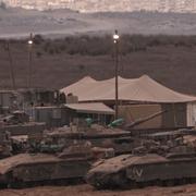 Israeliska stridsvagnar parkerade nära gränsen mot Gaza.