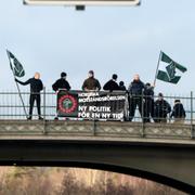 Nazistiska Nordiska motståndsrörelsen demonstrerar på en bro i Solna i november.