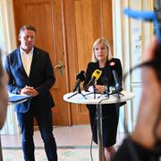  Partiledaren Magdalena Andersson (S) och partisekreterare Tobias Baudin kommenterar skandalen med socialdemokraternas lotteri.