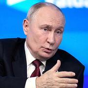 Putin/Rysk flagga på hus i Ukraina.