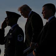 Trump kliver av Air Force One.