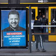 En poster i Budapest med budskapet: ”Vi låter inte Zelenskyj få skratta sist!”