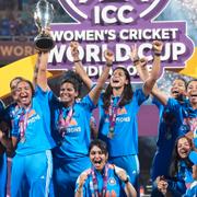 Indiens damlandslag i cricket med pokalen efter segern över Sydafrika.