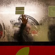 En man kikar ut från en regnig buss i Santiago på måndagen.