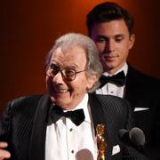 Lalo Schifrin tar emot en Hedersoscar från Clint Eastwood 2018.