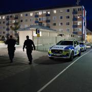 Poliser på brottsplatsen.