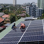 Installation av solpaneler i Kochi, Indien, den 22 mars 2023. 