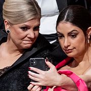Socialdemokraternas partiledare Magdalena Andersson och Vänsterpartiets partiledare Nooshi Dadgostar tar en selfie. Arkivbild.