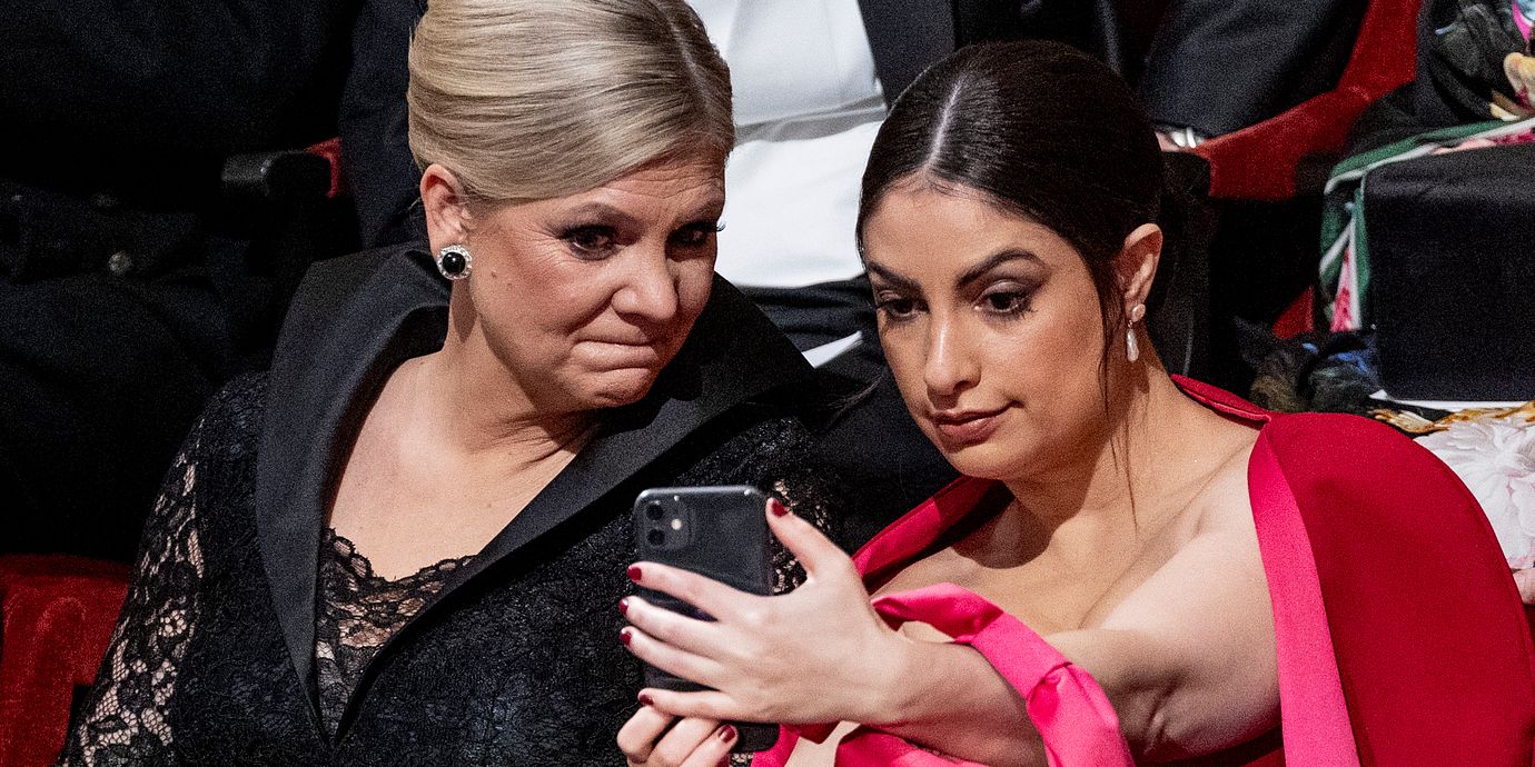 Socialdemokraternas partiledare Magdalena Andersson och Vänsterpartiets partiledare Nooshi Dadgostar tar en selfie. Arkivbild.