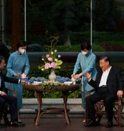 Macron och Xi dricker te i Guangzhou, Kina. Thibault Camus / AP