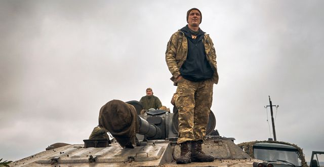 En ukrainsk soldat står på ett stridsfordon i ett nyligen befriat område i nordöstra Ukraina.  Kostiantyn Liberov / AP