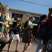 Turister i huvudstaden Banjul.