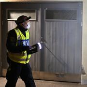 Polis under en insats i Biskopsgården i Göteborg tidigare i år. Området har drabbats hårt av en pågående konflikt mellan kriminella gäng. 