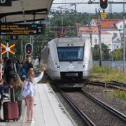 Ett SJ tåg på Ostkustbanan anländer till väntande passagerare på järnvägsstationen i Hudiksvall.