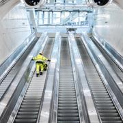 Interiör med rulltrappa från Citybanans pendeltågstation Stockholm City.