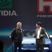 Cheferna för Nvidia och Foxconn på scen i Taipei. 