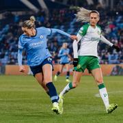 Citys Alanna Kennedy och Ellen Wangerheim under matchen. 