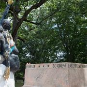 Staty över Robert E. Lee har plockats bort i Baltimore. 