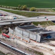 Den nya tunneldelen för södra stambanans fyra nya spår mellan Malmö och Lund står redo att skjutas på plats vid trafikplats Alnarp utanför Malmö.