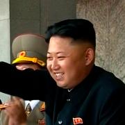 Jang Song-Thaek till vänster om Kim Jong-un